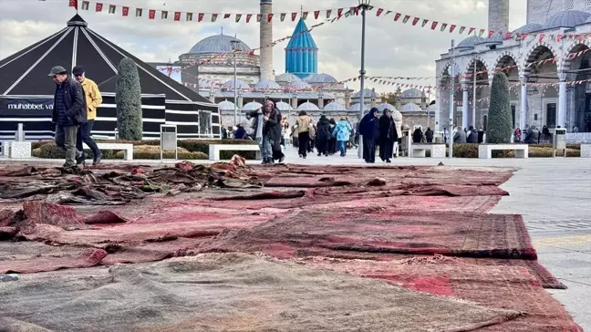 Gazze'deki yıkıma Mevlana Meydanı'na serdikleri halılarla dikkati çekiyorlar