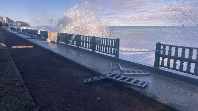 Karadeniz'deki Fırtına İnebolu ve Cide'de Hasara Yol Açtı