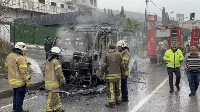 İstanbul Kartal'da Yolcu Minibüsü Yangın Çıkardı