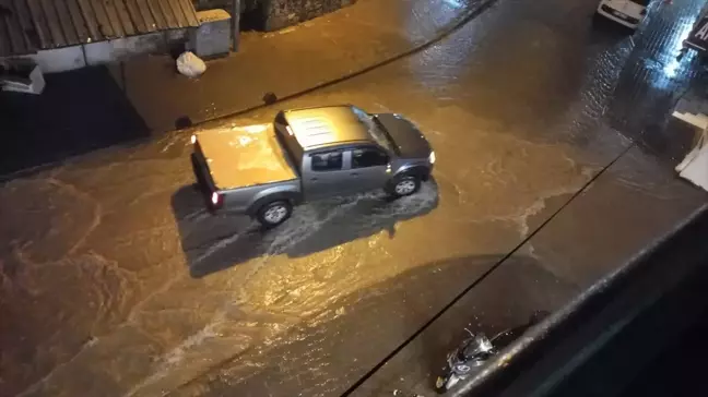 İzmir'in Dikili ilçesinde sağanak sonrası bazı iş yerlerine su bastı