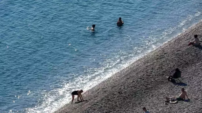 Antalya'da Yazdan Kalma Güneşli Gün Emekli Fırsat