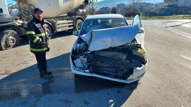 Çanakkale'de Beton Mikseri ile Otomobil Çarpıştı: 1 Yaralı