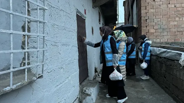 Diyarbakır'da Öğrencilerden İhtiyaç Sahiplerine Sıcak Yemek Yardımı