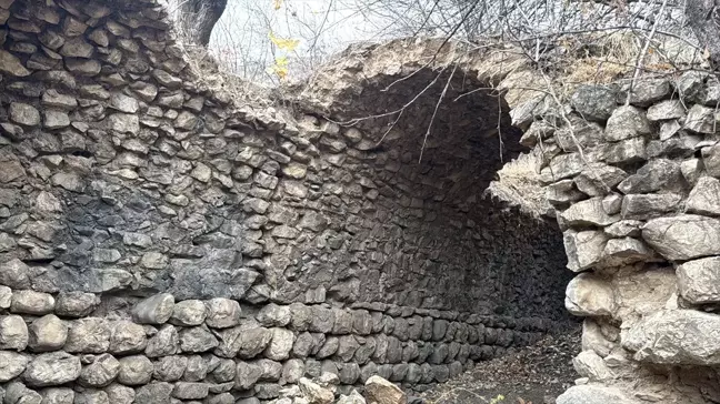 Adıyaman'da 13. Yüzyıla Ait Tarihi Han ve Köprü Bulundu