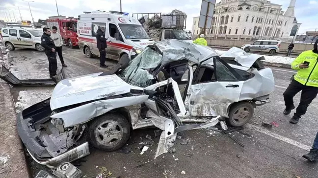 Sivas'ta Tıra Çarpan Fiat Tempra Hurdaya Döndü, Sürücü Kurtarıldı