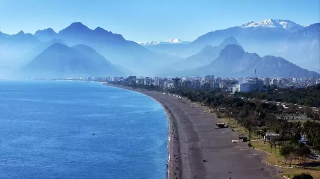 Antalya'da Güneşli Havada Deniz Keyfi