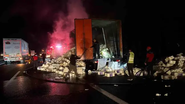 Sakarya'da Kağıt Havlu Yüklü Tırın Dorsesi Alev Aldı