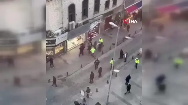 Eminönü'nde İki Grup Arasında Sopalı Kavga