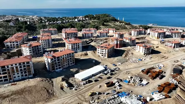 Hatay'ın Arsuz ilçesinde deprem konutları inşaatı hızla devam ediyor