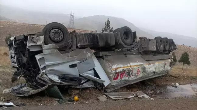 Batman'da Petrol Yüklü Tır Devrildi, Sürücü Yaralandı