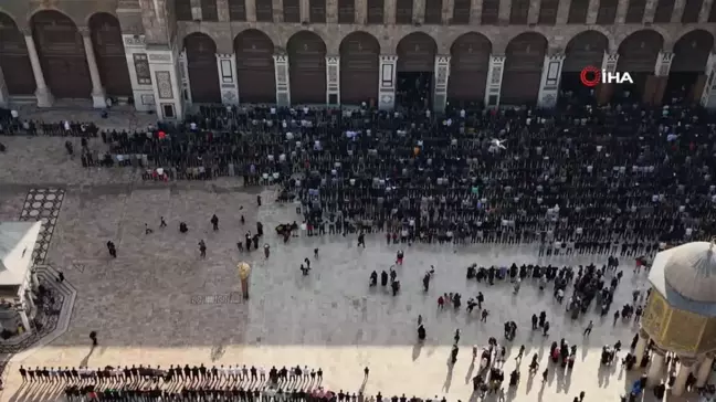 Emevi Camii'nde cuma namazı