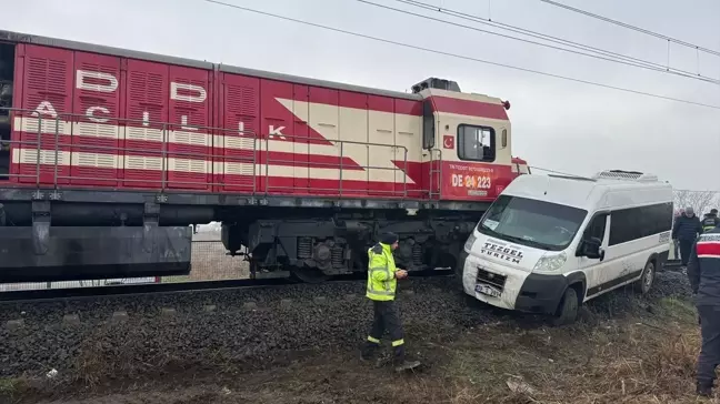 Tren Minibüse Çarptı: 2 Yaralı