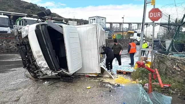 Beykoz'da Gıda Yüklü Kamyonet Devrildi, 2 Yaralı