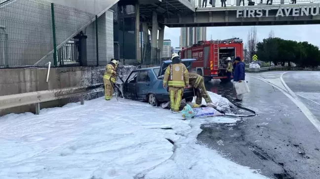 Büyükçekmece'de Fiat Tofaş Otomobil Yanarak Kül Oldu