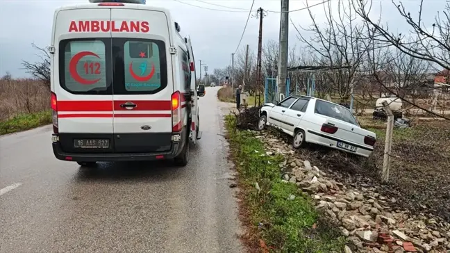 Bursa'da Otomobil Direğe Çarptı: 2 Yaralı