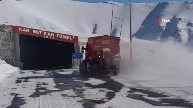 Van-Bahçesaray karayolu çığ sonrası ulaşıma açıldı