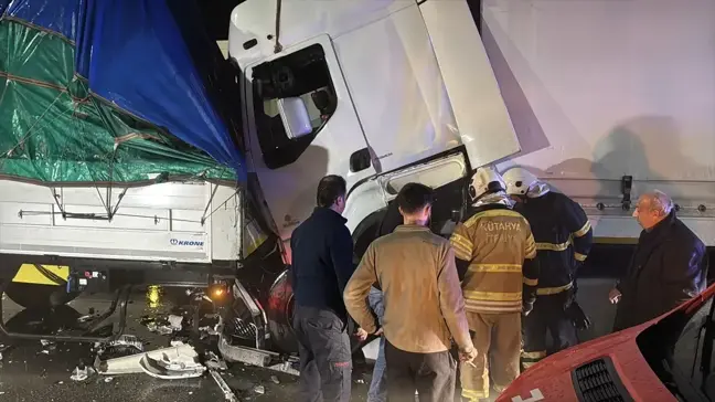 Kütahya'da Trafik Kazası: Tır Sürücüsü Hastaneye Kaldırıldı