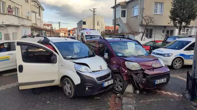 Edirne'de Hafif Ticari Araçlar Çarpıştı: Baba ve Oğlu Yaralandı