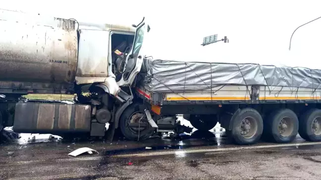 Hatay'da Trafik Kazası: Tır Sürücüsü Yaralandı