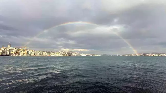 İstanbul Boğazı'nda Gökkuşağı Görsel Şöleni