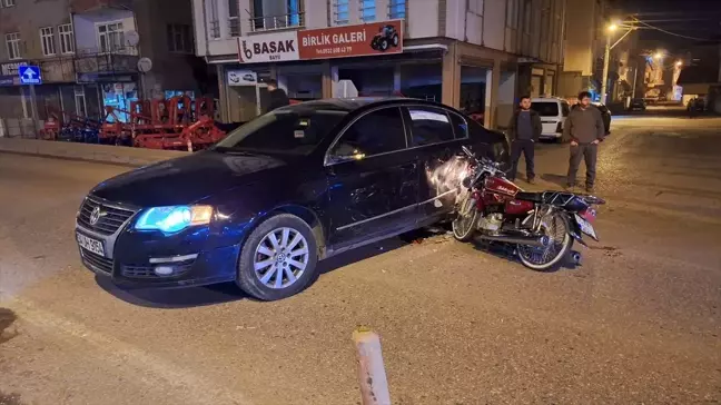 Bafra'da Motosiklet ile Otomobil Çarpıştı: 2 Yaralı