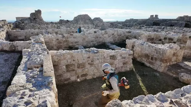 Silifke Kalesi'nde Temizlik Çalışmaları Başladı