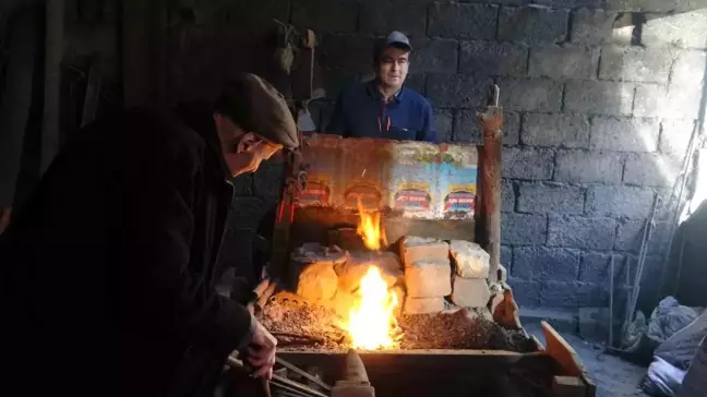 95 Yaşındaki Demirci Ustası, Mesleğini Oğluna Aktarıyor