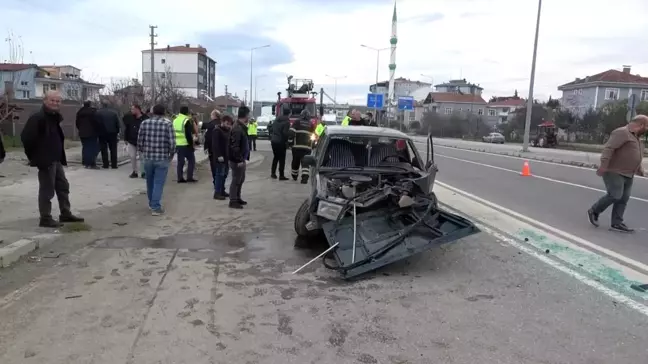 Samsun'da Aydınlatma Direğine Çarpan Otomobil Hurdaya Döndü, 2 Yaralı