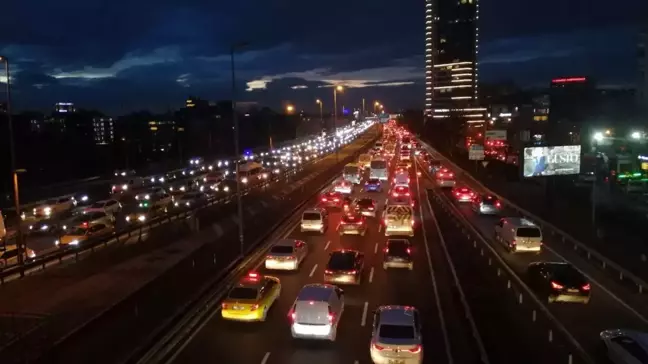 İstanbul'da trafik yoğunluğu akşam saatlerinde yüzde 80'e çıktı