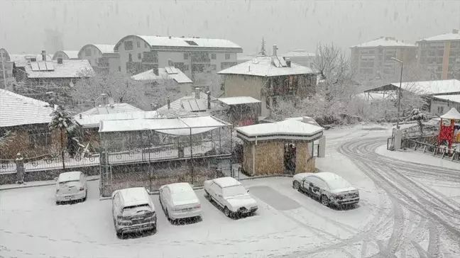 Isparta ve Burdur'da Yoğun Kar Yağışı Hayatı Olumsuz Etkiledi