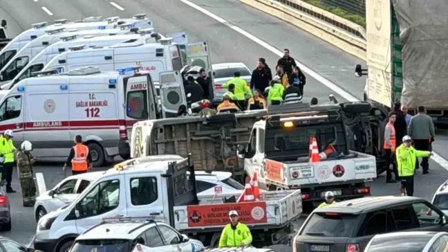 İstanbul'da Servis Aracına Çarpan Hafif Ticari Araç Kazası: 10 Yaralı