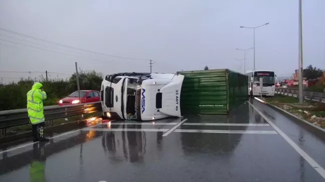 Mersin'de Tır Kazası: Sürücü Yaralandı