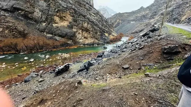 Şırnak'ta Kamyonet Şarampole Yuvarlandı, Şoför Yaralandı