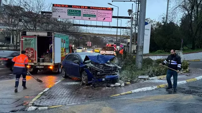 Şişli'de Direğe Çarpan Araçta Yangın Çıktı, İki Yaralı