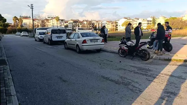 Antalya'da Motosiklet ve Hafif Ticari Araç Çarpıştı: Sürücü Yaralandı