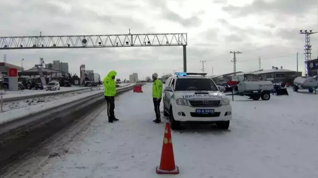 Kars-Digor Kara Yolu Kar Yağışı Nedeniyle Kapandı