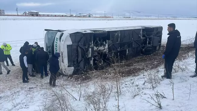 Kars'ta Yolcu Otobüsü Devrildi: 15 Yaralı