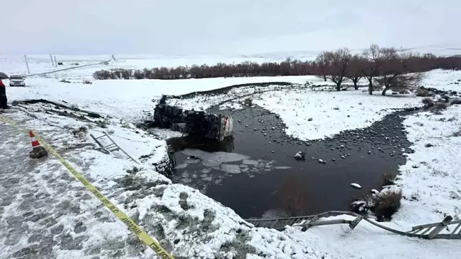 Ağrı'da Akaryakıt Yüklü Tanker Devrildi: Sürücü Yaralı