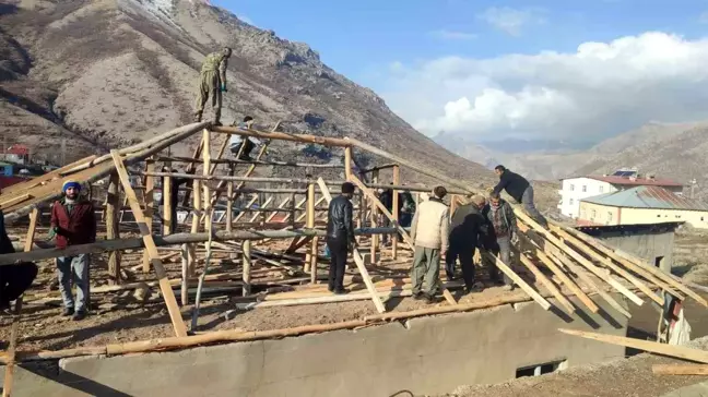 Hakkari'de Şiddetli Rüzgar Çatıyı Uçurdu