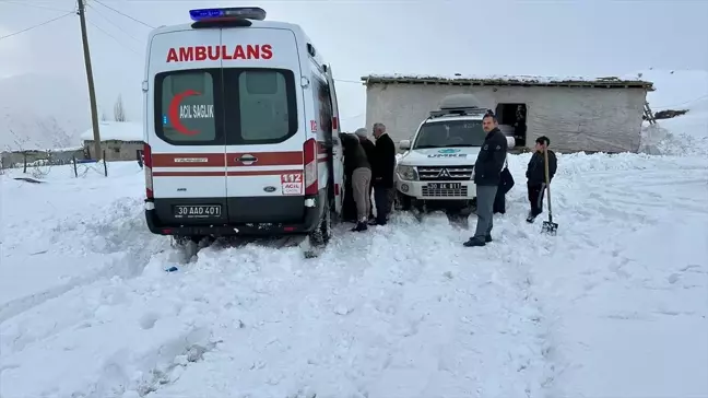 Kardan Kapanan Köyde Rahatsızlanan Kadın Hastaneye Ulaştırıldı