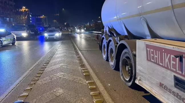 Bursa'da Tankerle Çarpışan Otomobilde 2 Yaralı