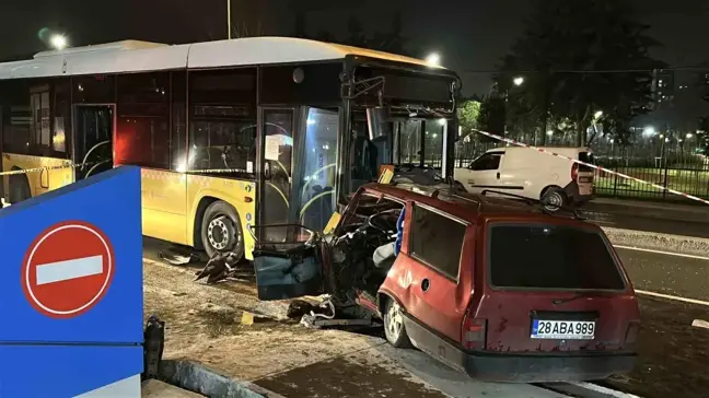 İETT Otobüsü ile Tofaş Otomobili Kafa Kafaya Çarpıştı: 2 Yaralı