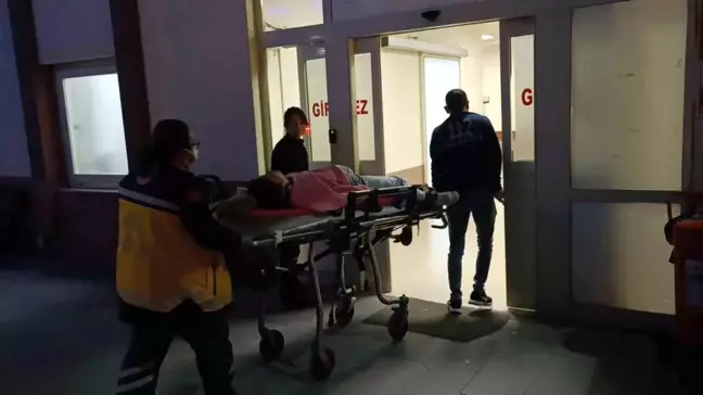 Antalya'da Motosiklet ile Otomobil Çarpıştı: 2 Yaralı