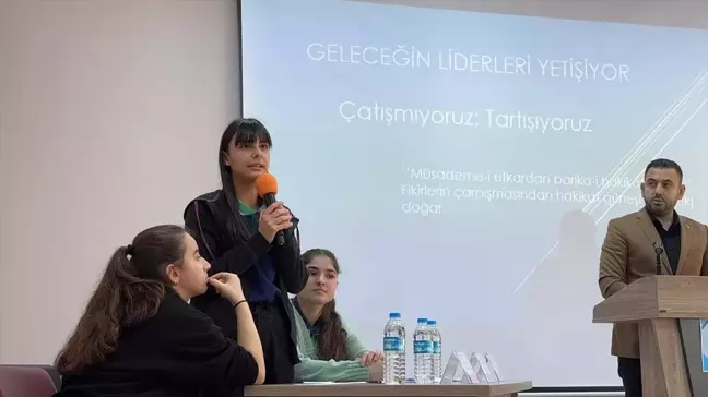 Sinop'ta 'Geleceğin Liderleri Yetişiyor' Projesi Kapsamında Münazara Etkinliği