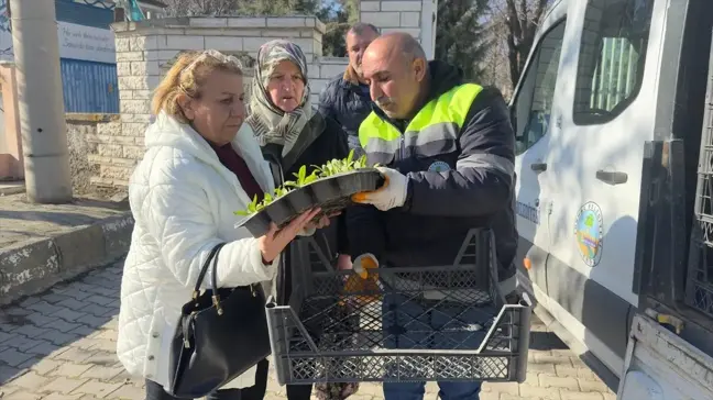 Turhal Belediyesi'nden Regaip Kandili Öncesi Mezarlıklarda Çiçek Dağıtımı