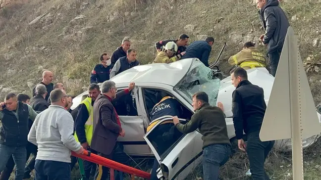 Kepsut'ta Minibüs ve Otomobil Çarpıştı: 2 Ölü, Çok Sayıda Yaralı