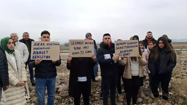 Depremde 51 kişinin öldüğü binaların müteahhidi tahliye edildi, ölenlerin aileleri tepki gösterdi