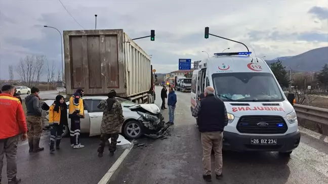 Eskişehir'de trafik kazası: Otomobil kamyona çarptı, sürücü yaralandı