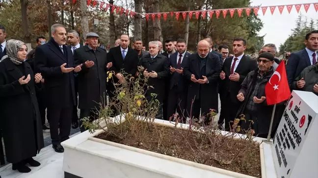 Dışişleri Bakanı Fidan, Niğde'de şehit Ömer Halisdemir'in babasıyla görüştü