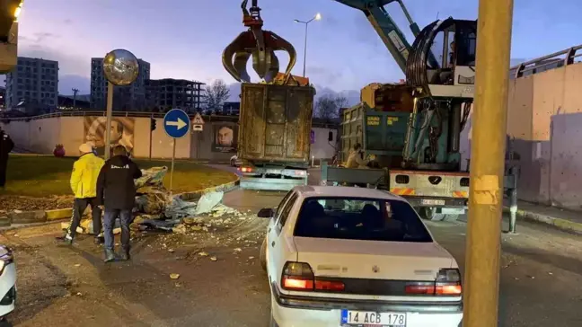 Bolu'da Geri Dönüşüm Malzemeleri Alt Geçide Takıldı, Trafik Kilitlendi